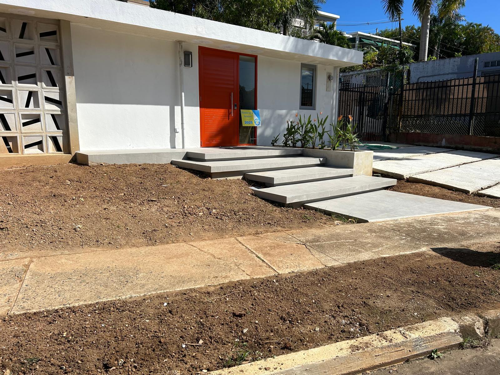 Entrada con escalones nuevos y siembra de aves del paraíso